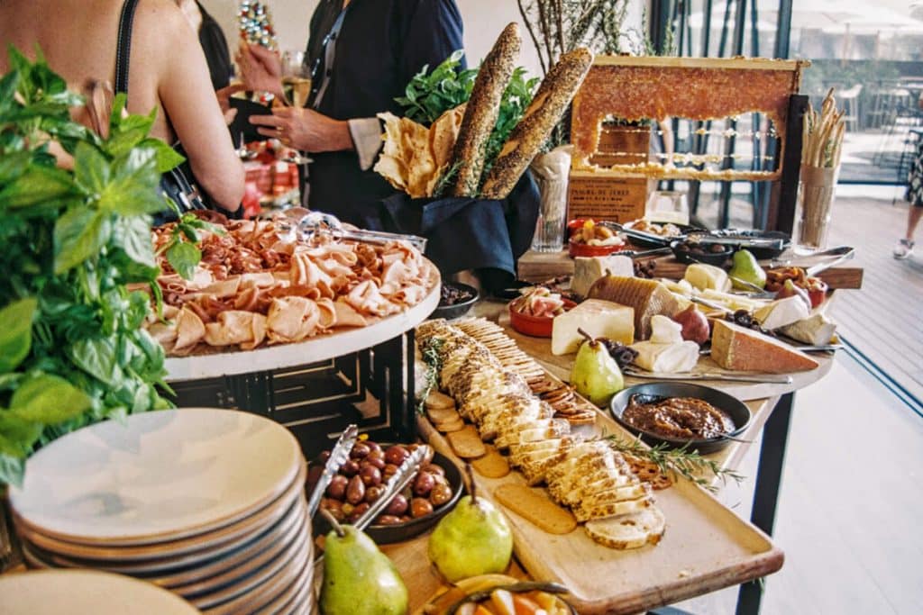 Kaltes Buffet mit Wurstplatte, Käse und Broten