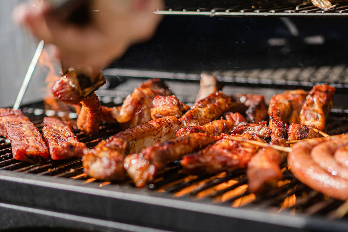 Gebratene Fleischspieße auf einem Grill