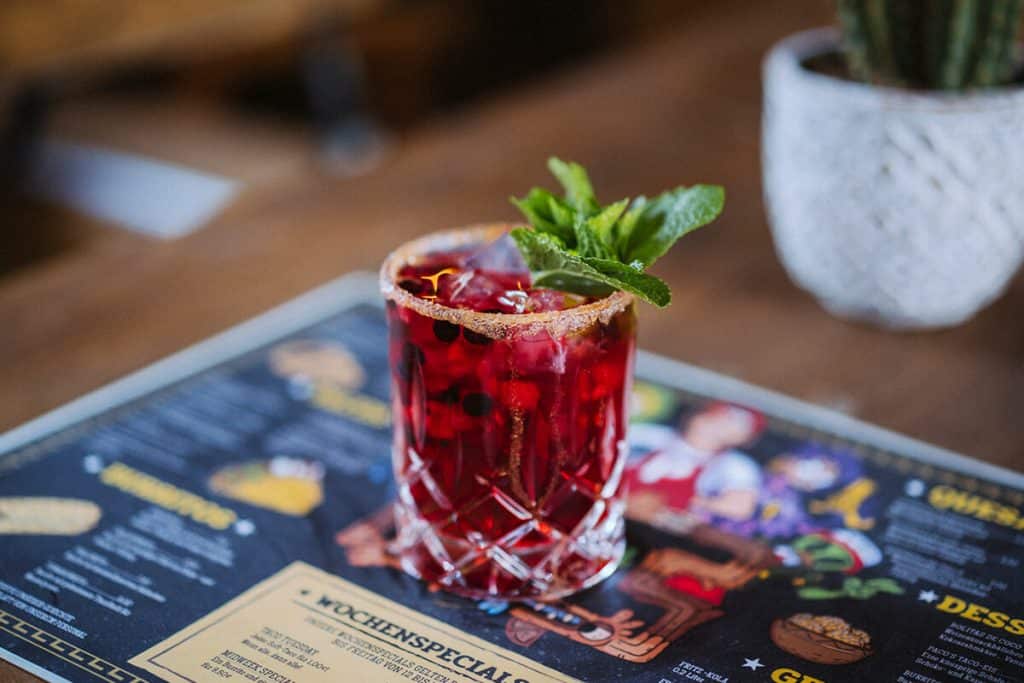 Beeren Cocktail mit Minze und Heidelbeeren