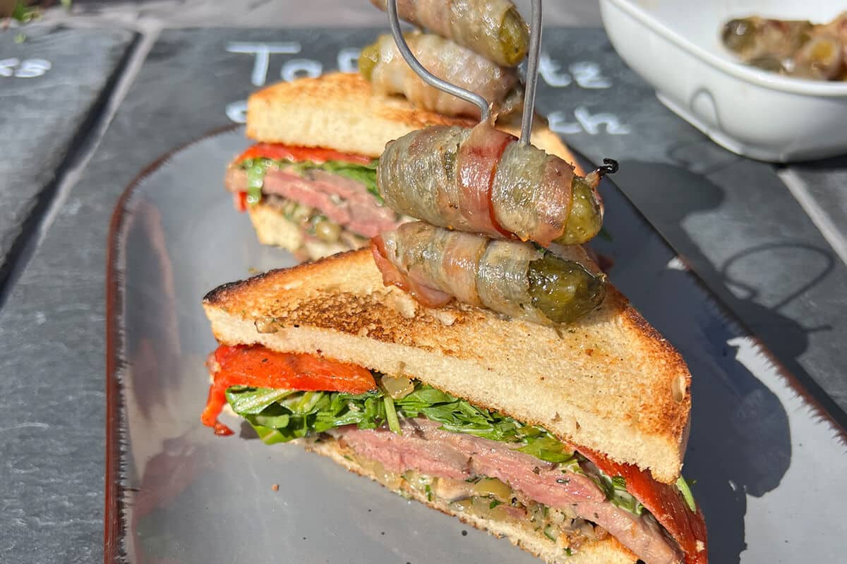 Steak Sandwiches auf einem Teller serviert